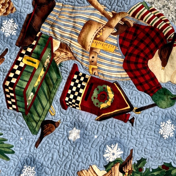 Reversible Round Christmas Quilt Table Cloth - Picture 4 of 4